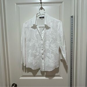MIST women’s size S. Embroidered Button-Down Shirt with flower pattern on front